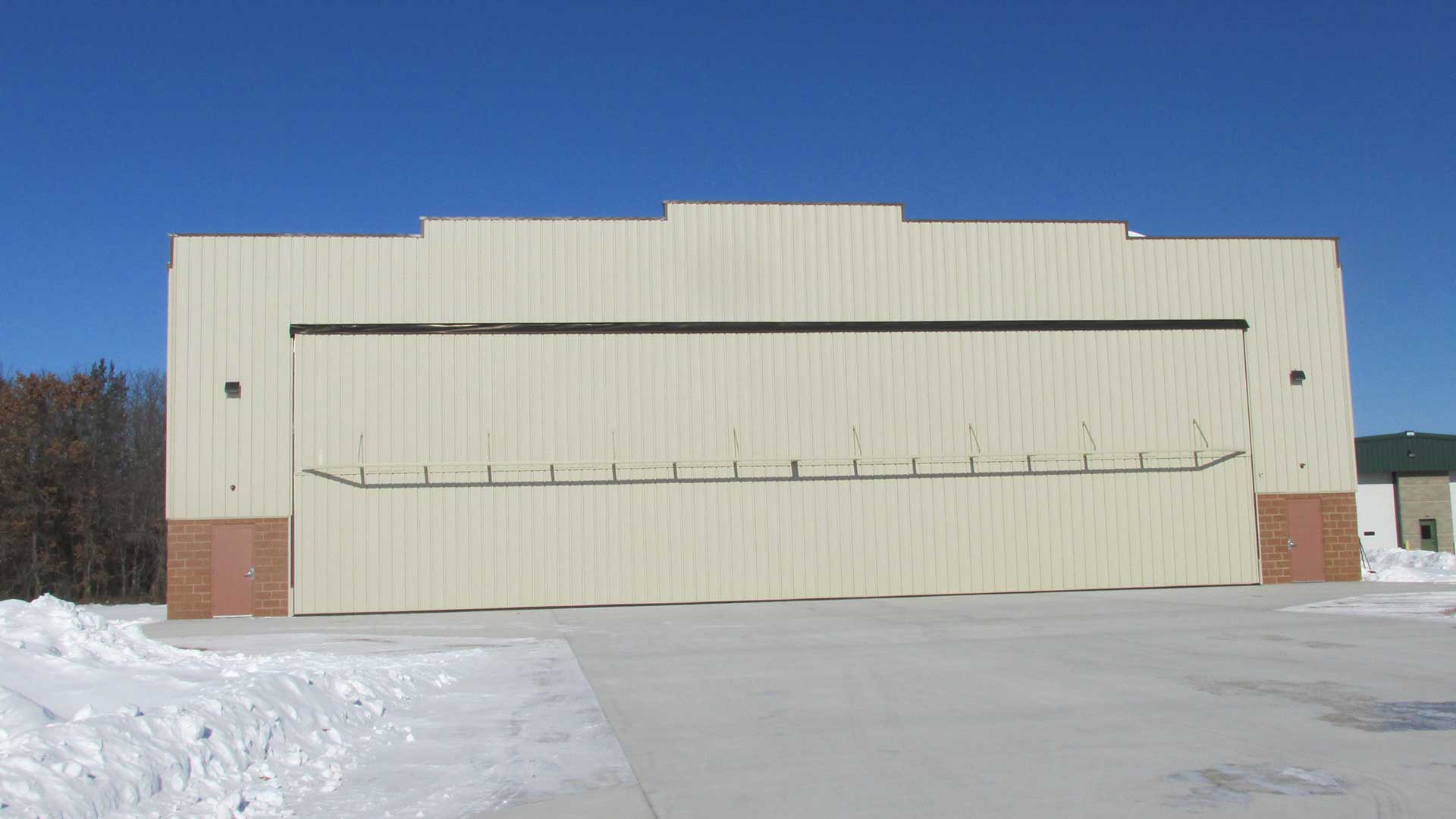 Larry-Lunda-Hanger-4